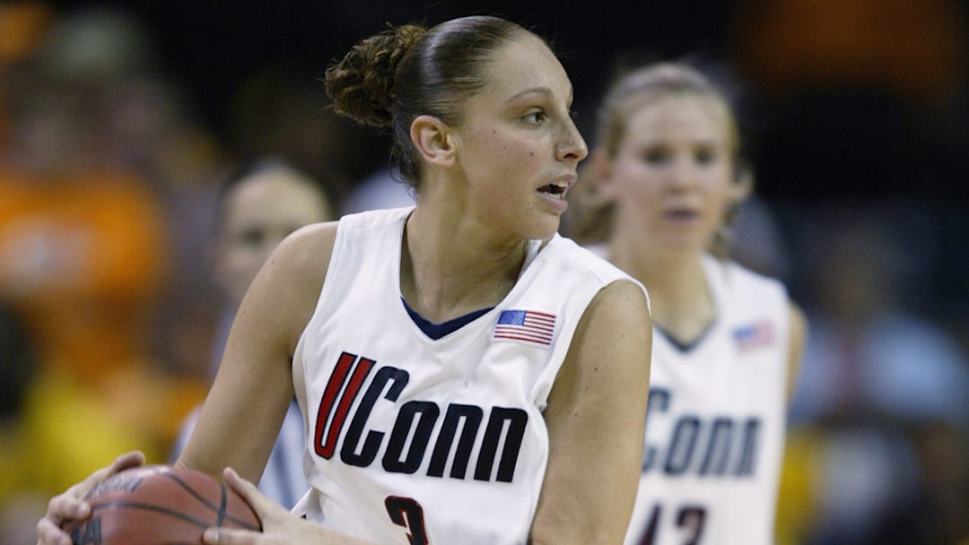Diana Taurasi looks to pass
