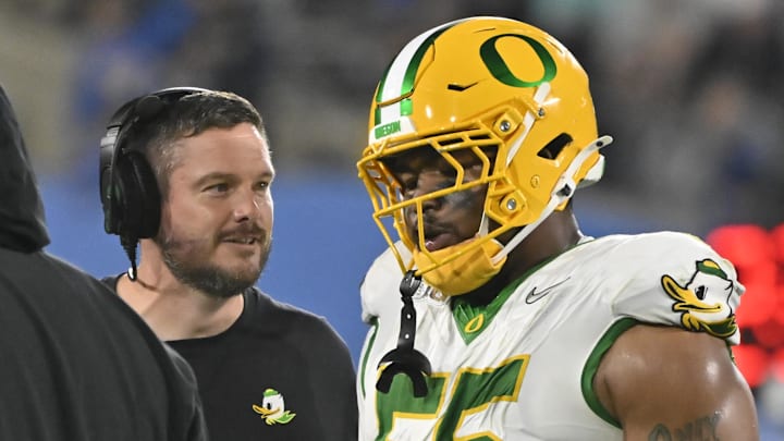 Sep 28, 2024; Pasadena, California, USA; Oregon Ducks head coach Dan Lanning talks to Oregon Ducks defensive lineman Derrick Harmon (55) during the fourth quarter at Rose Bowl. Mandatory Credit: Robert Hanashiro-Imagn Images Sep 28, 2024; Pasadena, California, USA; Oregon Ducks head coach Dan Lanning talks to Oregon Ducks defensive lineman Derrick Harmon (55) during the fourth quarter at Rose Bowl. Mandatory Credit: Robert Hanashiro-Imagn Images