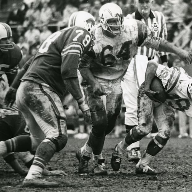 Former buffalo Bills defensive tackle Jim Dunaway during a game against the San Diego Chargers.