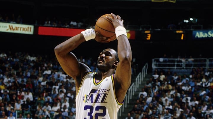 Apr 14, 1994; Salt Lake City, UT, USA; FILE PHOTO; Utah Jazz forward Karl Malone (32) shoots the ball against the San Antonio Spurs at the Delta Center. Mandatory Credit: Imagn Images Apr 14, 1994; Salt Lake City, UT, USA; FILE PHOTO; Utah Jazz forward Karl Malone (32) shoots the ball against the San Antonio Spurs at the Delta Center. Mandatory Credit: Imagn Images