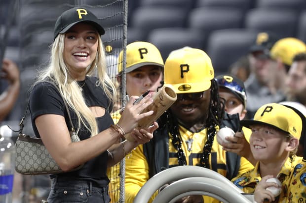 Livvy Dunne, Pittsburgh Pirates fans