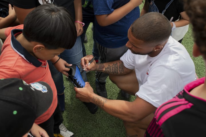 Zach Steffen signing a cleat