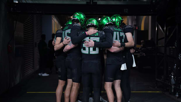 ec 7, 2024; Indianapolis, IN, USA; The Oregon Ducks huddle in the tunnel prior to warmups against the Penn State Nittany Lion