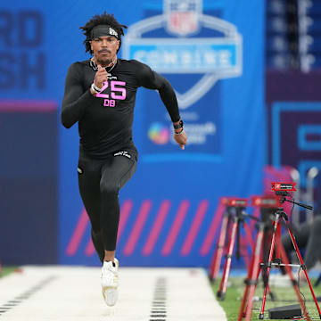 Feb 28, 2025; Indianapolis, IN, USA; Iowa State defensive back Darien Porter (DB25) runs in the 40 yard dash during the 2025 NFL Combine at Lucas Oil Stadium. Mandatory Credit: Kirby Lee-Imagn Images
