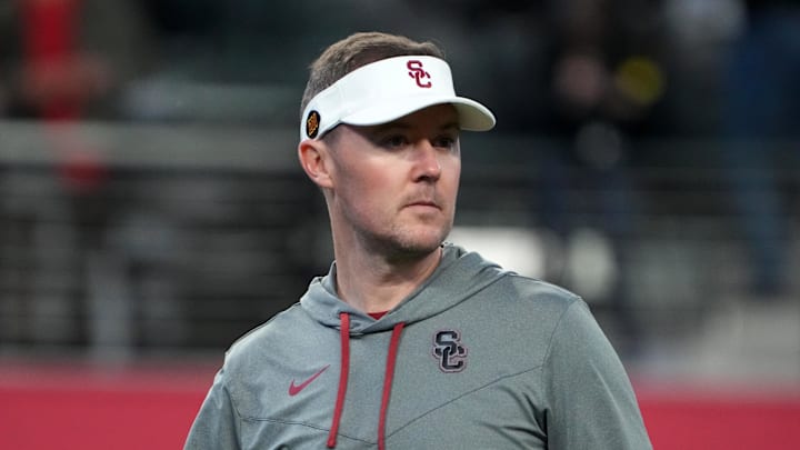 Dec 2, 2022; Las Vegas, NV, USA; Southern California Trojans head coach Lincoln Riley reacts in the first half of the Pac-12 Championship against the Utah Utes at Allegiant Stadium. Mandatory Credit: Kirby Lee-Imagn Images Dec 2, 2022; Las Vegas, NV, USA; Southern California Trojans head coach Lincoln Riley reacts in the first half of the Pac-12 Championship against the Utah Utes at Allegiant Stadium. Mandatory Credit: Kirby Lee-Imagn Images